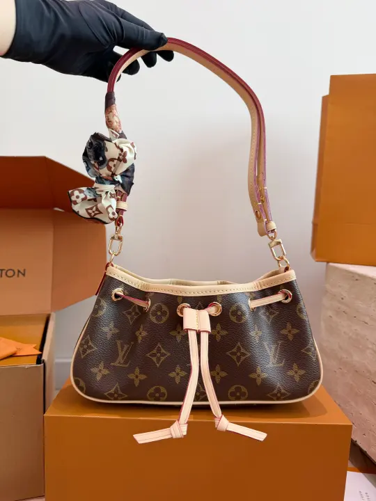 Louis Vuitton(LV)  size：26*13cm--26