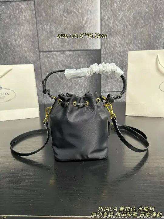 Prada Size: 15.5*18.5cm--13