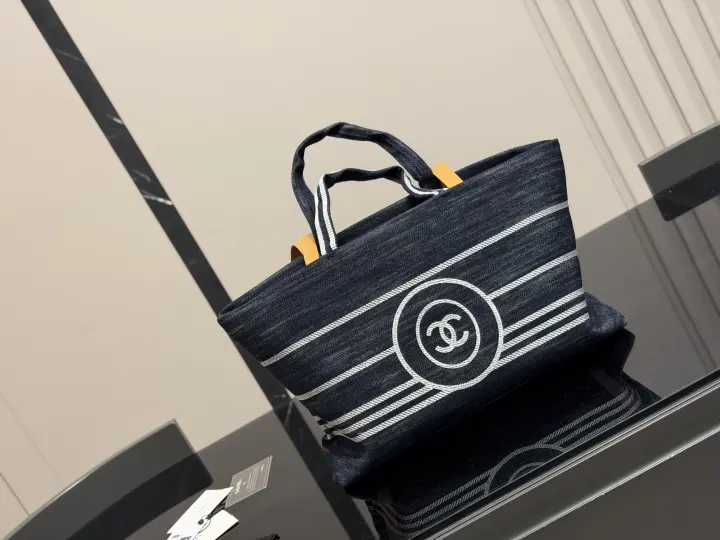 CHANEL  Size：35*23cm--55